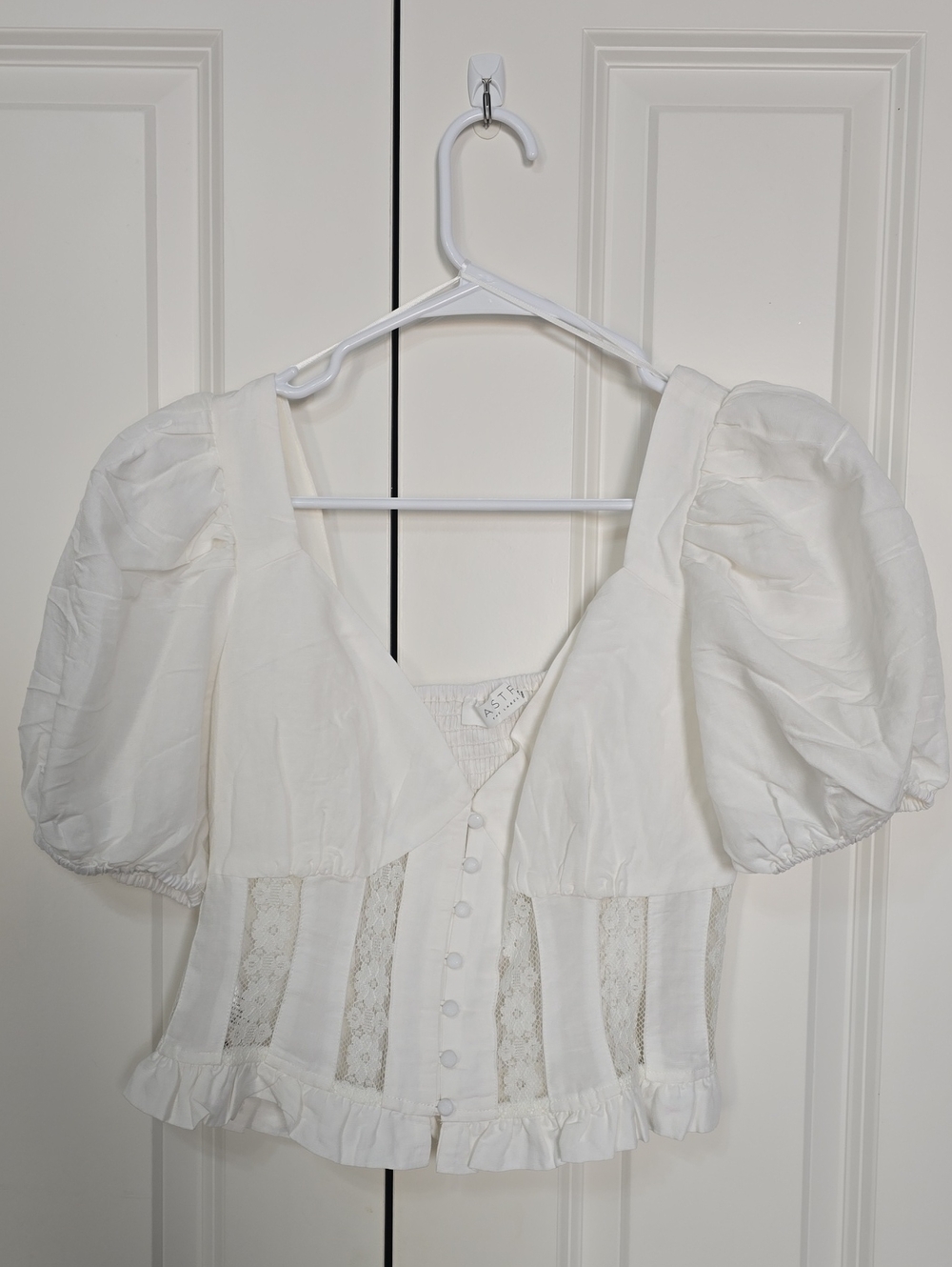 Astr White Button-Front Puff Sleeve Top